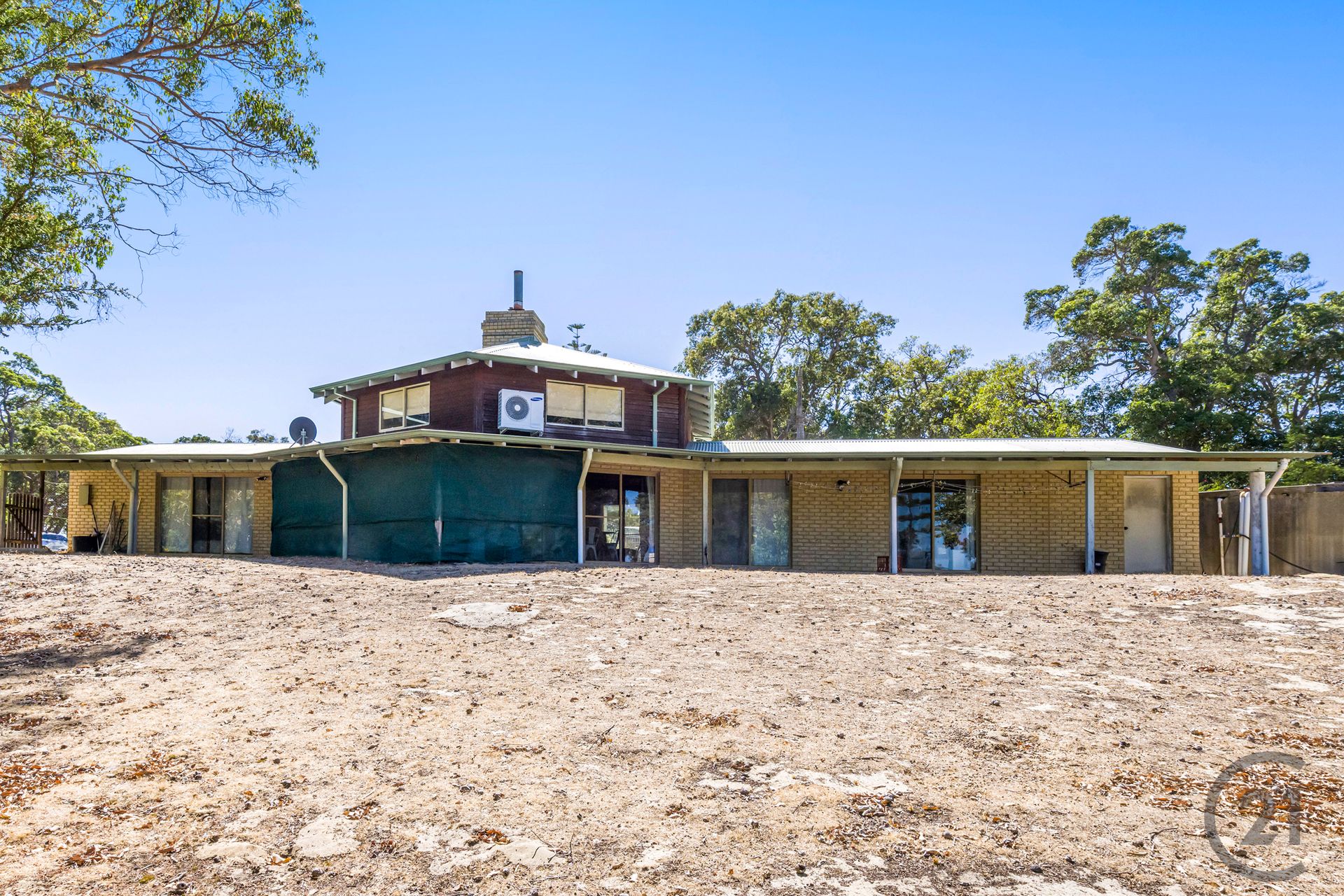 Established rural dwelling with solar and tanks